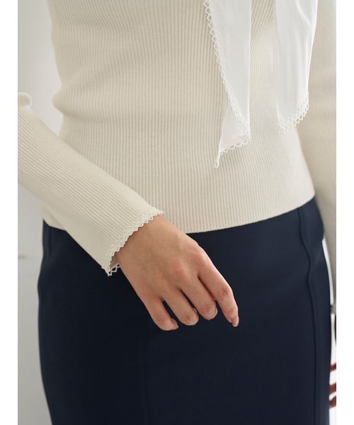 SNIDEL(スナイデル)の「Sustainableスカーフブラウスドッキングプルオーバー(ニット/セーター・レディース・グレー/アイボリー/ダークネイビー・F)」の19枚目の写真