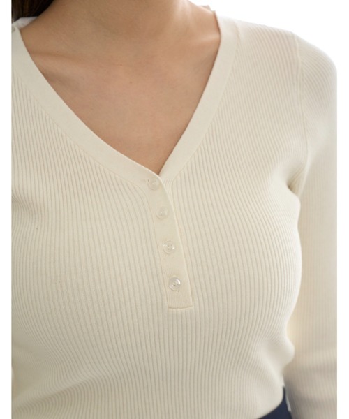 SNIDEL(スナイデル)の「Sustainableスカーフブラウスドッキングプルオーバー(ニット/セーター・レディース・グレー/アイボリー/ダークネイビー・F)」の8枚目の写真