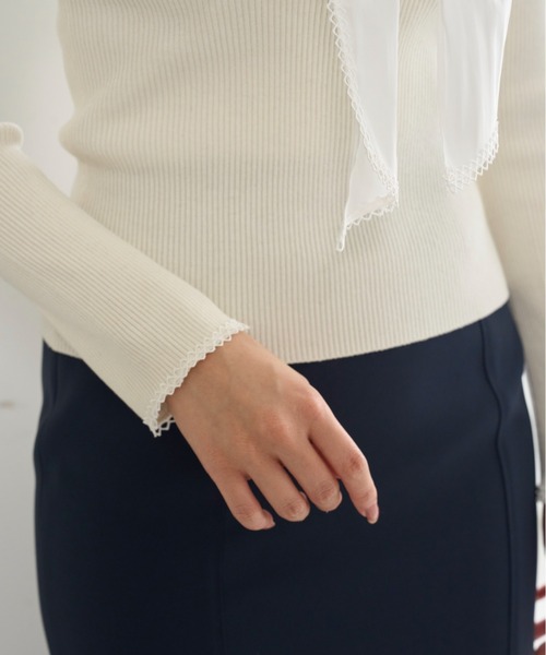 SNIDEL(スナイデル)の「Sustainableスカーフブラウスドッキングプルオーバー(ニット/セーター・レディース・グレー/アイボリー/ダークネイビー・F)」の10枚目の写真