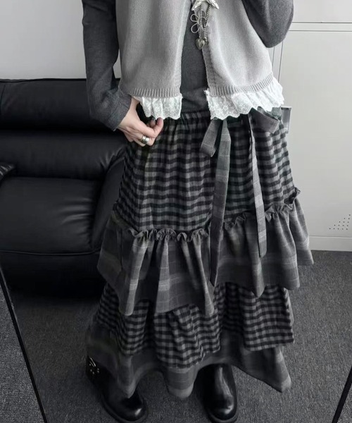 DIAVEL(ディアベル)の「深灰ダブルチェック×ふんわり中綿のあったかロングスカート(スカート・レディース・ダークグレー・M)」の1枚目の写真