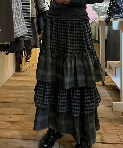 DIAVEL(ディアベル)の「深灰ダブルチェック×ふんわり中綿のあったかロングスカート(スカート・レディース・ダークグレー・M)」の2枚目の写真