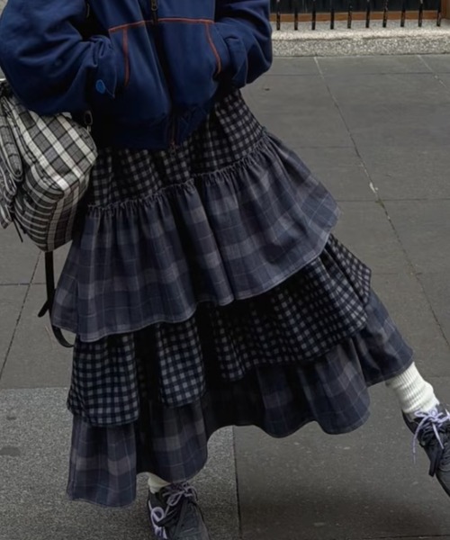 DIAVEL(ディアベル)の「深灰ダブルチェック×ふんわり中綿のあったかロングスカート(スカート・レディース・ダークグレー・M)」の4枚目の写真