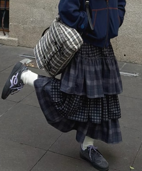 DIAVEL(ディアベル)の「深灰ダブルチェック×ふんわり中綿のあったかロングスカート(スカート・レディース・ダークグレー・M)」の5枚目の写真