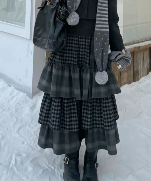 DIAVEL(ディアベル)の「深灰ダブルチェック×ふんわり中綿のあったかロングスカート(スカート・レディース・ダークグレー・M)」の8枚目の写真