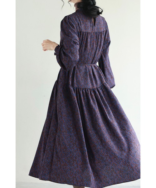 cawaii(カワイイ)の「青い花びら舞うようなアート柄ミディアムワンピース(紐ベルト付き)(ワンピース・レディース・パープル・FREE)」の5枚目の写真