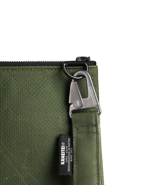 KANEITEI(カネイテイ)の「TIGER FLAT POUCH L (OLIVE DRAB) / UPCYCLED(クラッチバッグ・レディース・カーキオリーブ・FREE)」の4枚目の写真