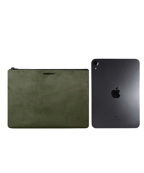 KANEITEI(カネイテイ)の「TIGER FLAT POUCH L (OLIVE DRAB) / UPCYCLED(クラッチバッグ・レディース・カーキオリーブ・FREE)」の7枚目の写真