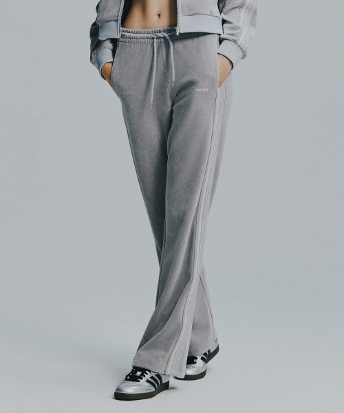 IBA NENETS(イバネネツ)の「テープポイントベルベットトラックパンツ - シルバー(スウェットパンツ・レディース・その他・SMALL/MEDIUM)」の1枚目の写真
