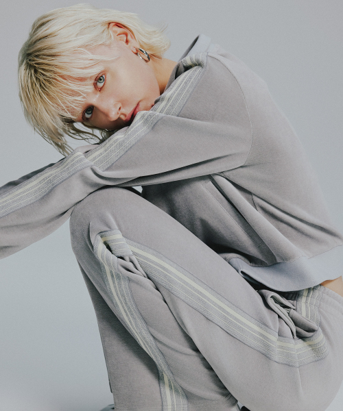 IBA NENETS(イバネネツ)の「テープポイントベルベットトラックパンツ - シルバー(スウェットパンツ・レディース・その他・SMALL/MEDIUM)」の3枚目の写真