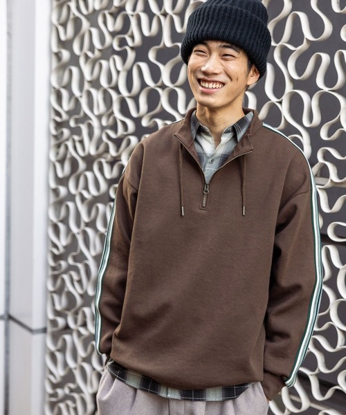 niko and...(ニコアンド)の「ショルダーラインハーフジッププルオーバー(Tシャツ/カットソー・メンズ・ブラック/ブラウン/スモーク・MEDIUM/LARGE)」の1枚目の写真