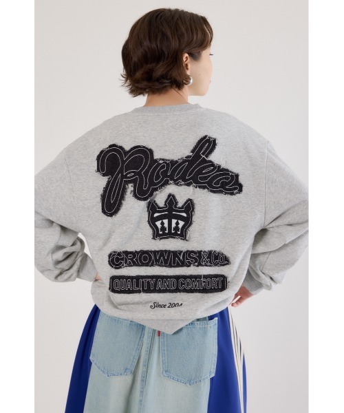 RODEO CROWNS WIDE BOWL(ロデオクラウンズワイドボウル)の「ロゴデニムパッチスウェットトップス(スウェット・レディース・グレー×ホワイト/スモークピンク/ブラック/オフホワイト・FREE)」の3枚目の写真
