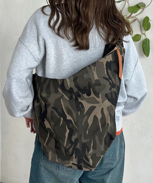 CPCM（シーピーシーエム）の「アソート柄ショルダーバッグ（トートバッグ・レディース・ベージュ/カーキ・FREE）」の2枚目の写真