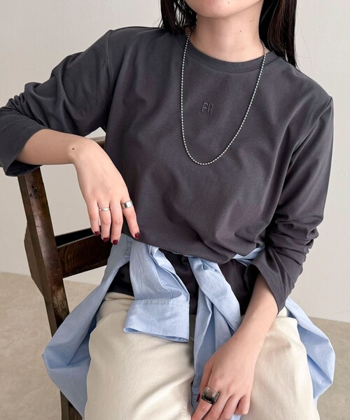 fredy emue（フレディエミュ）の「センターFR刺繍ロンTシャツ（Tシャツ/カットソー・レディース・ライトグレー/チャコールグレー/オフホワイト/クリーム・38）」の2枚目の写真
