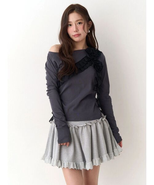 CALNAMUR(カルナムール)の「コサージュフリルオフショルトップス(Tシャツ/カットソー・レディース・チャコールグレー/ホワイト/ピンク・FREE)」の3枚目の写真