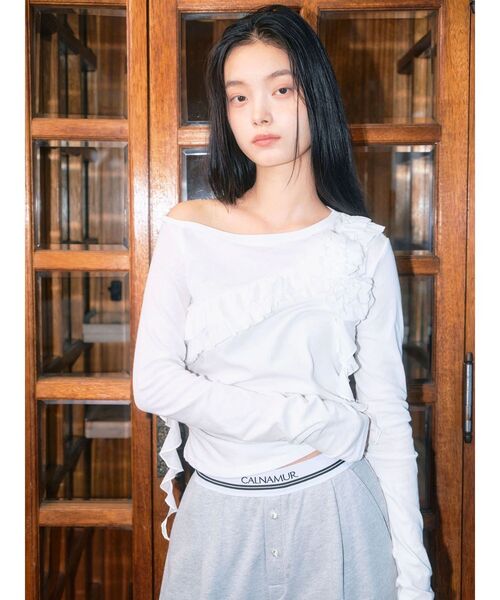 CALNAMUR(カルナムール)の「コサージュフリルオフショルトップス(Tシャツ/カットソー・レディース・チャコールグレー/ホワイト/ピンク・FREE)」の16枚目の写真