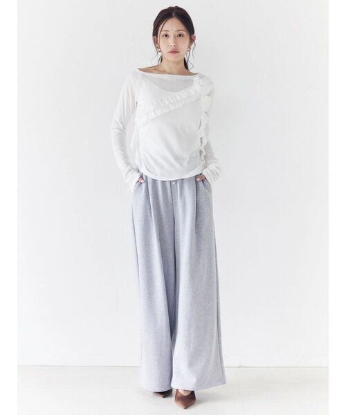CALNAMUR(カルナムール)の「コサージュフリルオフショルトップス(Tシャツ/カットソー・レディース・チャコールグレー/ホワイト/ピンク・FREE)」の4枚目の写真