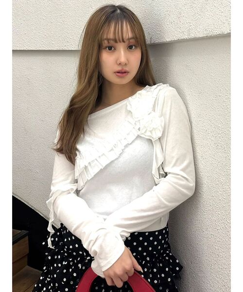 CALNAMUR(カルナムール)の「コサージュフリルオフショルトップス(Tシャツ/カットソー・レディース・チャコールグレー/ホワイト/ピンク・FREE)」の9枚目の写真
