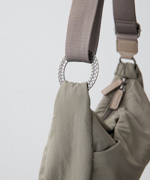 ear PAPILLONNER(イアパピヨネ)の「リングショルダーバッグ《撥水/260g》(ショルダーバッグ・レディース・カーキ/ブラック・FREE)」の14枚目の写真