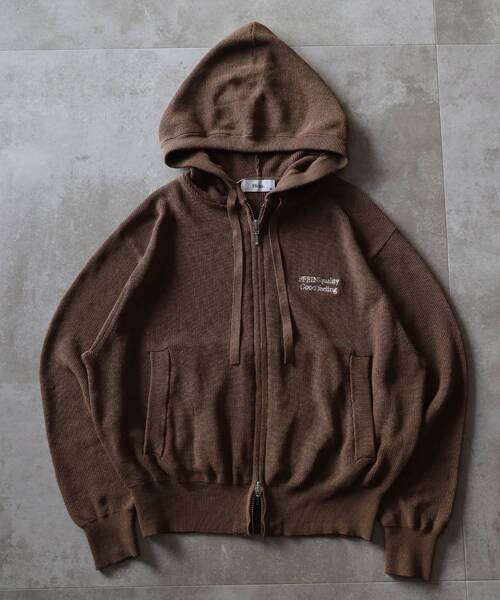 FFEIN(フェイン)の「【FFEIN(フェイン)】ワンポイント刺繍フード短丈ニットPK / ジップパーカー ダブルジップ ニット フーディ 刺繍 【短丈】(パーカー・メンズ・カーキ/ブラウン/ブラック/ネイビー/グレー・MEDIUM/LARGE/SMALL)」の4枚目の写真