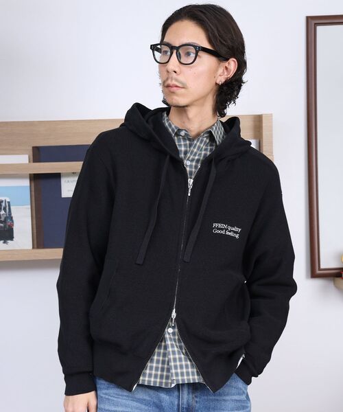 FFEIN(フェイン)の「【FFEIN(フェイン)】ワンポイント刺繍フード短丈ニットPK / ジップパーカー ダブルジップ ニット フーディ 刺繍 【短丈】(パーカー・メンズ・カーキ/ブラウン/ブラック/ネイビー/グレー・MEDIUM/LARGE/SMALL)」の2枚目の写真