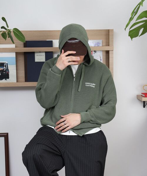 FFEIN(フェイン)の「【FFEIN(フェイン)】ワンポイント刺繍フード短丈ニットPK / ジップパーカー ダブルジップ ニット フーディ 刺繍 【短丈】(パーカー・メンズ・カーキ/ブラウン/ブラック/ネイビー/グレー・MEDIUM/LARGE/SMALL)」の15枚目の写真