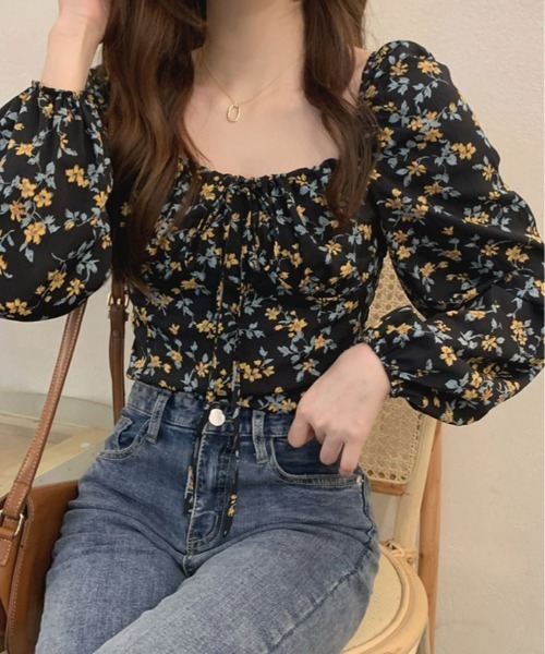 kirakiraShop(キラキラショップ)の「花柄 シャーリング スクエア ブラウス(シャツ/ブラウス・レディース・ブラック/ライトベージュ・FREE)」の3枚目の写真