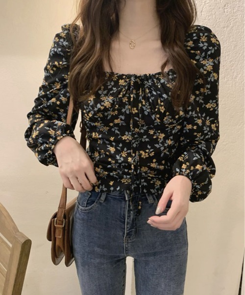 kirakiraShop(キラキラショップ)の「花柄 シャーリング スクエア ブラウス(シャツ/ブラウス・レディース・ブラック/ライトベージュ・FREE)」の4枚目の写真