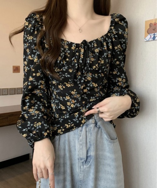 kirakiraShop(キラキラショップ)の「花柄 シャーリング スクエア ブラウス(シャツ/ブラウス・レディース・ブラック/ライトベージュ・FREE)」の6枚目の写真