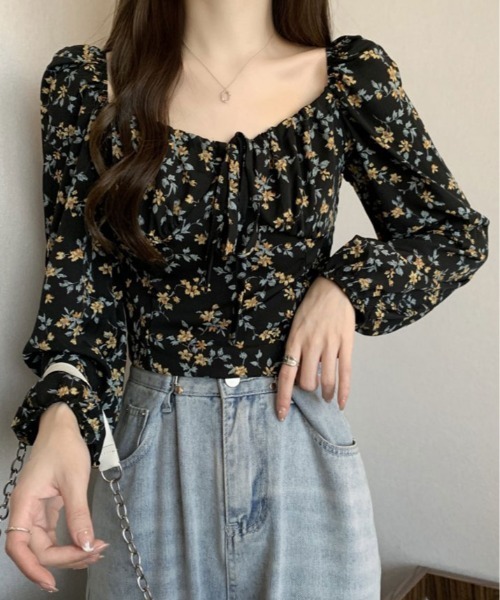 kirakiraShop(キラキラショップ)の「花柄 シャーリング スクエア ブラウス(シャツ/ブラウス・レディース・ブラック/ライトベージュ・FREE)」の7枚目の写真