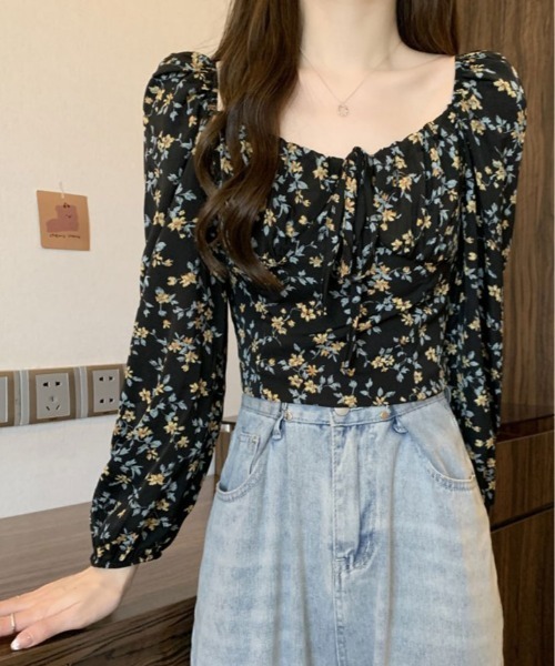 kirakiraShop(キラキラショップ)の「花柄 シャーリング スクエア ブラウス(シャツ/ブラウス・レディース・ブラック/ライトベージュ・FREE)」の8枚目の写真
