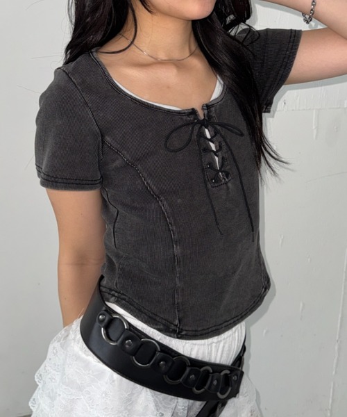 Bamm(バム)の「レイヤードデザインレースアップコンパクトトップス(Tシャツ/カットソー・レディース・ブラック/チャコールグレー/ホワイト/レッド・FREE)」の17枚目の写真