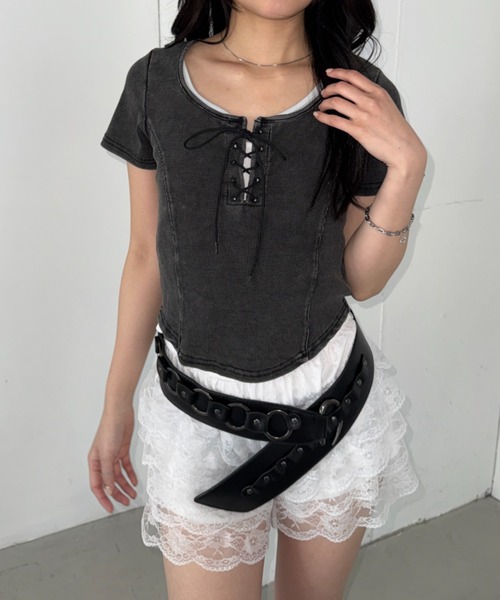 Bamm(バム)の「レイヤードデザインレースアップコンパクトトップス(Tシャツ/カットソー・レディース・ブラック/チャコールグレー/ホワイト/レッド・FREE)」の16枚目の写真
