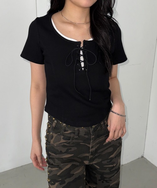 Bamm(バム)の「レイヤードデザインレースアップコンパクトトップス(Tシャツ/カットソー・レディース・ブラック/チャコールグレー/ホワイト/レッド・FREE)」の13枚目の写真