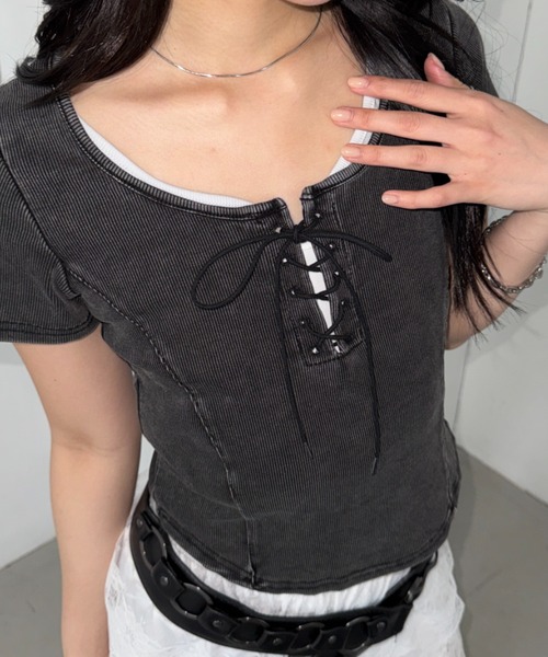 Bamm(バム)の「レイヤードデザインレースアップコンパクトトップス(Tシャツ/カットソー・レディース・ブラック/チャコールグレー/ホワイト/レッド・FREE)」の15枚目の写真