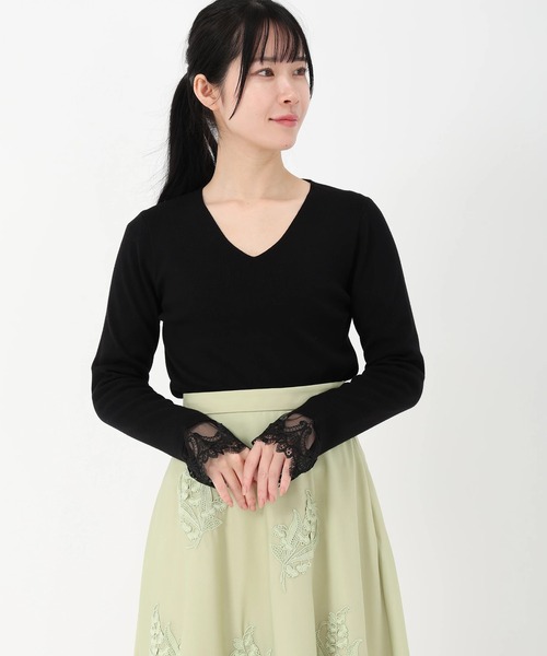 STRAWBERRY-FIELDS（ストロベリーフィールズ）の「コンフォートイネス_袖レースVネックニット（ニット/セーター・レディース・オフホワイト/ブラック/ライトブルー・2）」の2枚目の写真