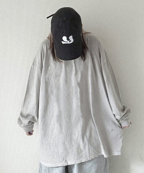 YACA(ヤーカ)の「Pigment Over L/S Tee/ピグメントオーバーロングスリーブTシャツ【unisex item】(Tシャツ/カットソー・レディース・チャコールグレー/グレイッシュベージュ・FREE)」の2枚目の写真