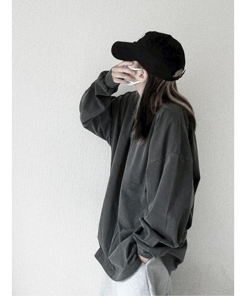 YACA(ヤーカ)の「Pigment Over L/S Tee/ピグメントオーバーロングスリーブTシャツ【unisex item】(Tシャツ/カットソー・レディース・チャコールグレー/グレイッシュベージュ・FREE)」の3枚目の写真
