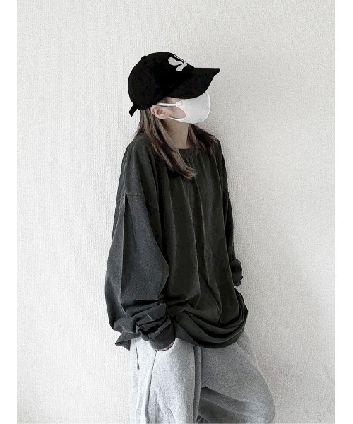 YACA(ヤーカ)の「Pigment Over L/S Tee/ピグメントオーバーロングスリーブTシャツ【unisex item】(Tシャツ/カットソー・レディース・チャコールグレー/グレイッシュベージュ・FREE)」の4枚目の写真
