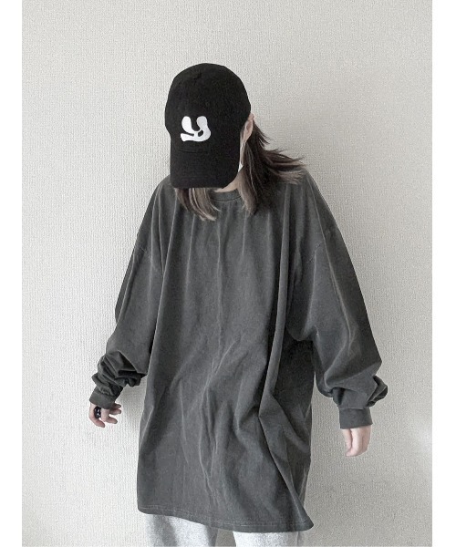 YACA(ヤーカ)の「Pigment Over L/S Tee/ピグメントオーバーロングスリーブTシャツ【unisex item】(Tシャツ/カットソー・レディース・チャコールグレー/グレイッシュベージュ・FREE)」の5枚目の写真