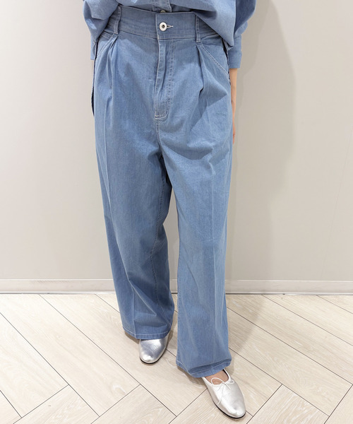 Tiara(ティアラ)の「デニムタックパンツ(デニムパンツ・レディース・インディゴブルー/ライトブルー・3/2)」の3枚目の写真