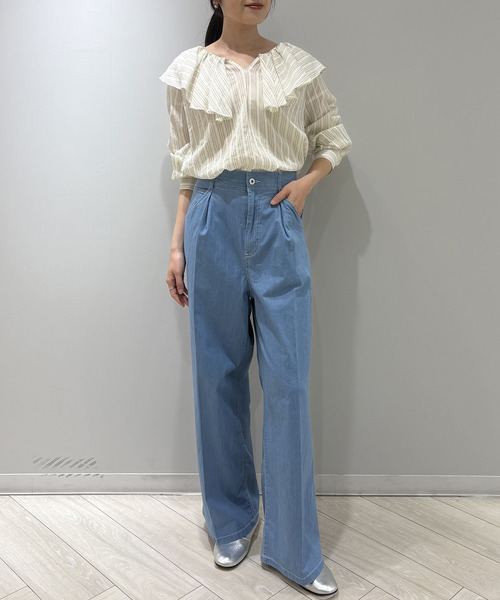 Tiara(ティアラ)の「デニムタックパンツ(デニムパンツ・レディース・インディゴブルー/ライトブルー・3/2)」の7枚目の写真