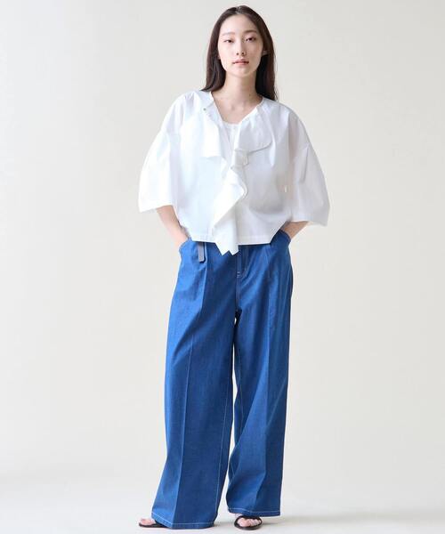 Tiara(ティアラ)の「デニムタックパンツ(デニムパンツ・レディース・インディゴブルー/ライトブルー・3/2)」の11枚目の写真