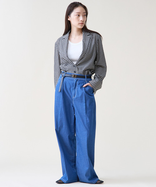 Tiara(ティアラ)の「デニムタックパンツ(デニムパンツ・レディース・インディゴブルー/ライトブルー・3/2)」の13枚目の写真