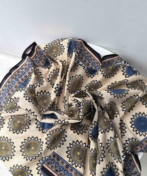 AS KNOW AS plus（アズノゥアズプラス）の「アフリカンプリント大判スカーフ 100 × 100（バンダナ/スカーフ・レディース・E/D/C/A/B・FREE）」の11枚目の写真