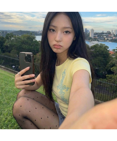 GRAVER（グレーバー）の「[ユニセックス]SIM CROSS 半袖Tシャツ_4色（Tシャツ/カットソー・レディース・ブラック/イエロー/ホワイト/チャコールグレー・SMALL/MEDIUM/LARGE/X-SMALL）」の4枚目の写真