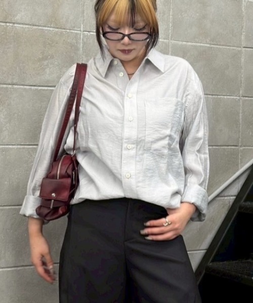 Chikashitsu +（チカシツプラス）の「【Chikashitsu +】soft cropped stripe shirt / 【チカシツプラス】ソフトクロップドストライプ長袖シャツ<着用動画あり>（シャツ/ブラウス・メンズ・ライトグレー/チャコール/ライトカーキ・ONE SIZE）」の2枚目の写真