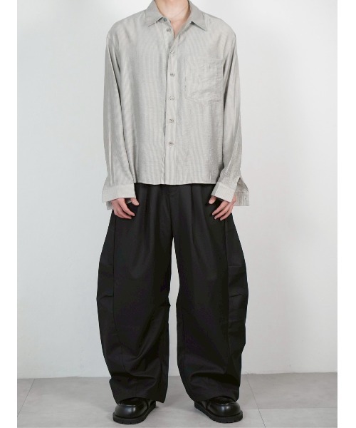 Chikashitsu +（チカシツプラス）の「【Chikashitsu +】soft cropped stripe shirt / 【チカシツプラス】ソフトクロップドストライプ長袖シャツ<着用動画あり>（シャツ/ブラウス・メンズ・ライトグレー/チャコール/ライトカーキ・ONE SIZE）」の5枚目の写真