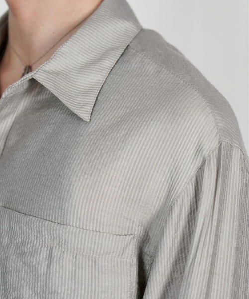 Chikashitsu +（チカシツプラス）の「【Chikashitsu +】soft cropped stripe shirt / 【チカシツプラス】ソフトクロップドストライプ長袖シャツ<着用動画あり>（シャツ/ブラウス・メンズ・ライトグレー/チャコール/ライトカーキ・ONE SIZE）」の10枚目の写真