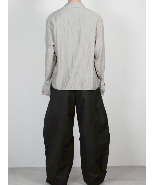 Chikashitsu +（チカシツプラス）の「【Chikashitsu +】soft cropped stripe shirt / 【チカシツプラス】ソフトクロップドストライプ長袖シャツ<着用動画あり>（シャツ/ブラウス・メンズ・ライトグレー/チャコール/ライトカーキ・ONE SIZE）」の7枚目の写真