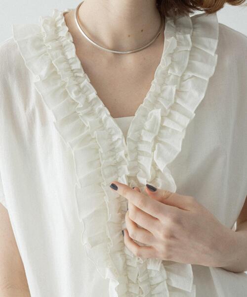 URBAN RESEARCH Sonny Label(アーバンリサーチサニーレーベル)の「Vネックフリルカラーブラウス(シャツ/ブラウス・レディース・ブラック/オフホワイト/ブルー/イエロー・FREE)」の5枚目の写真